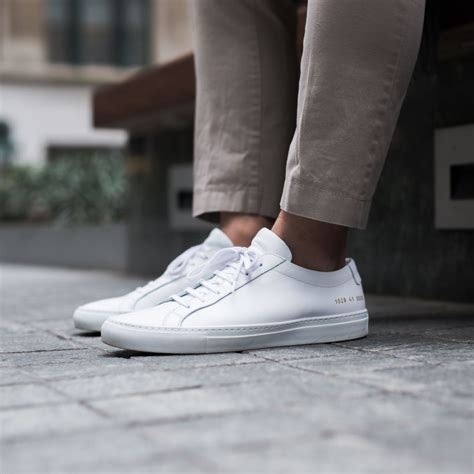 men's casual white sneakers.